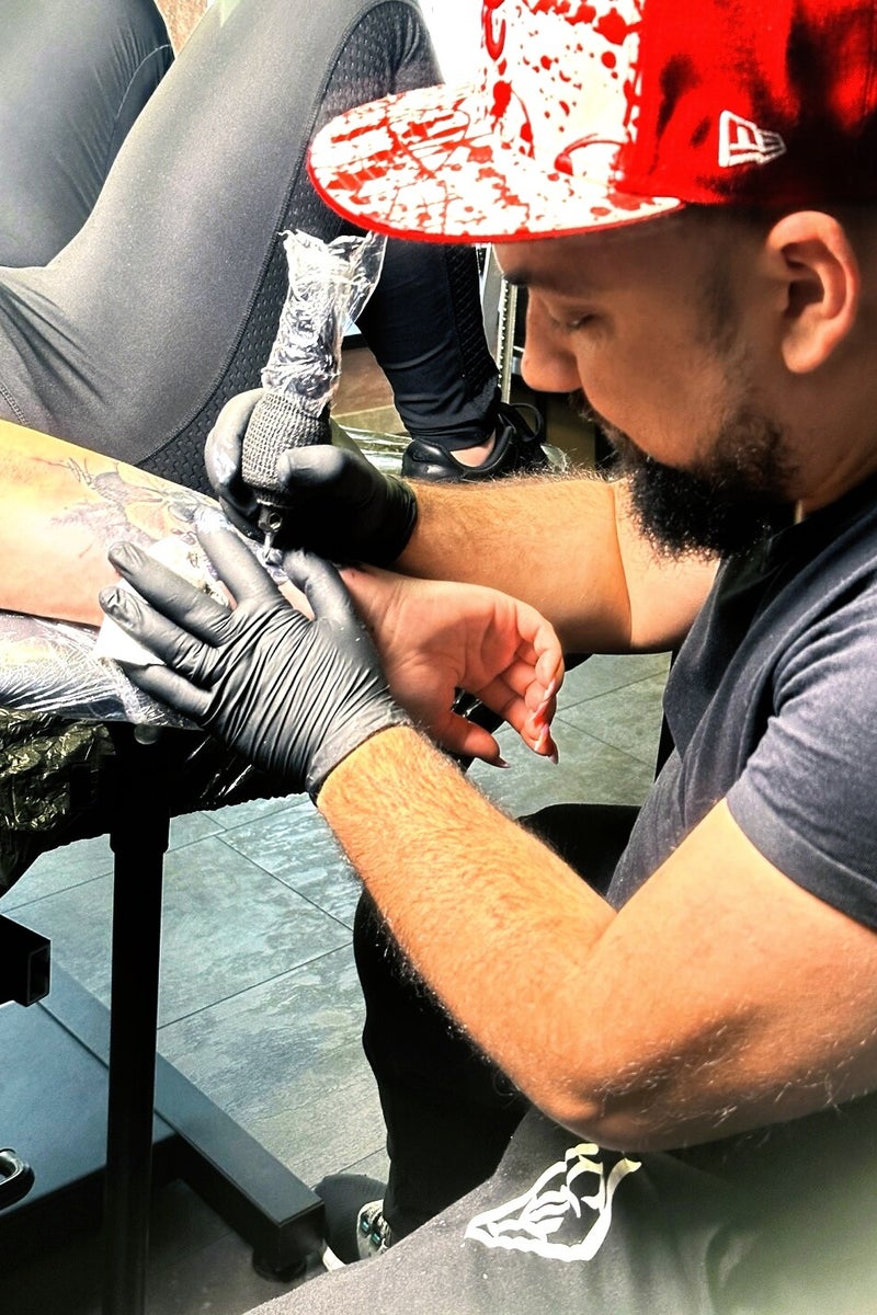 Artist Cristian beim Tätowieren im CHABOS Studio