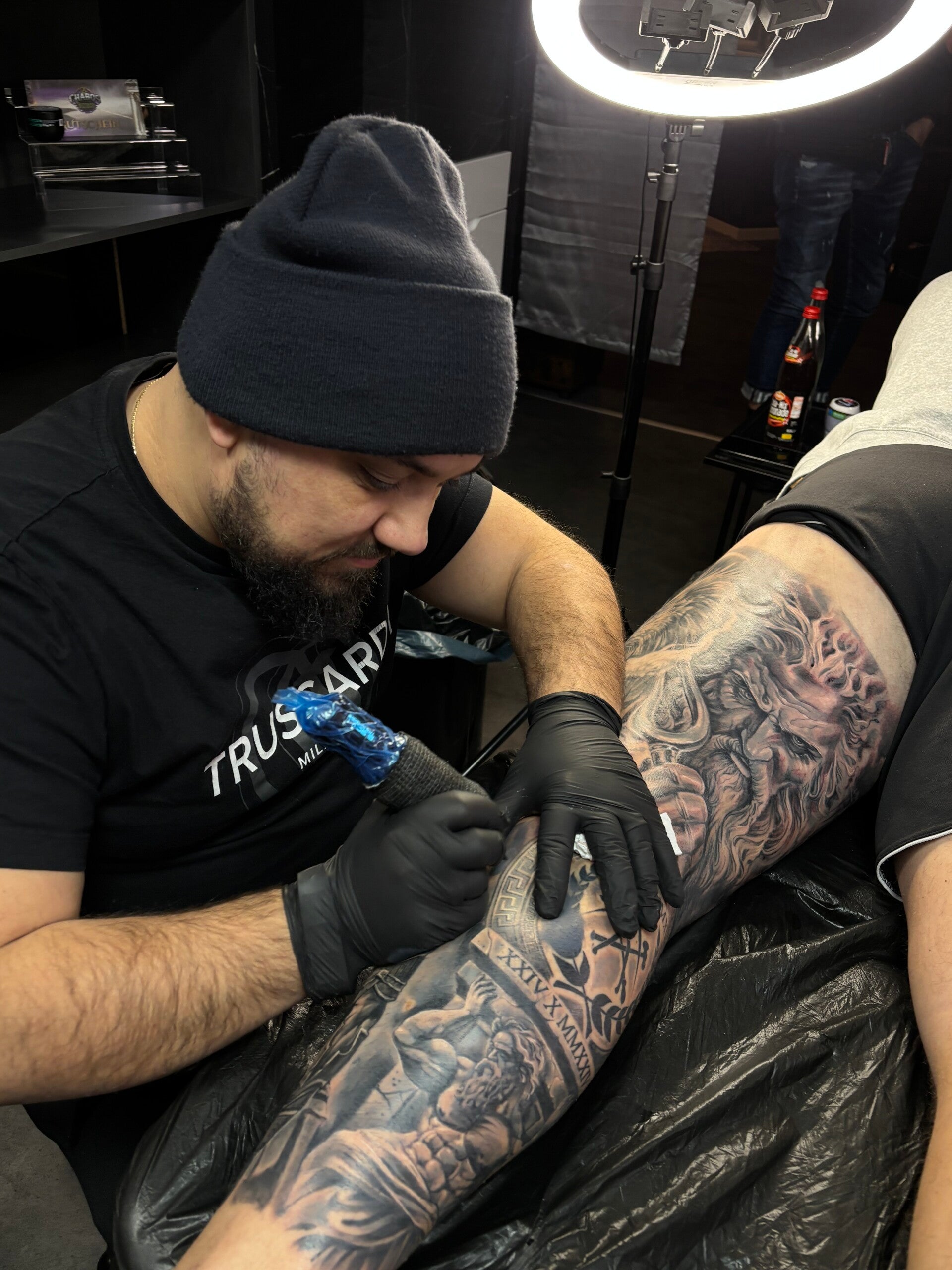 Artist bei der Arbeit an einem großflächigen Tattoo-Projekt
